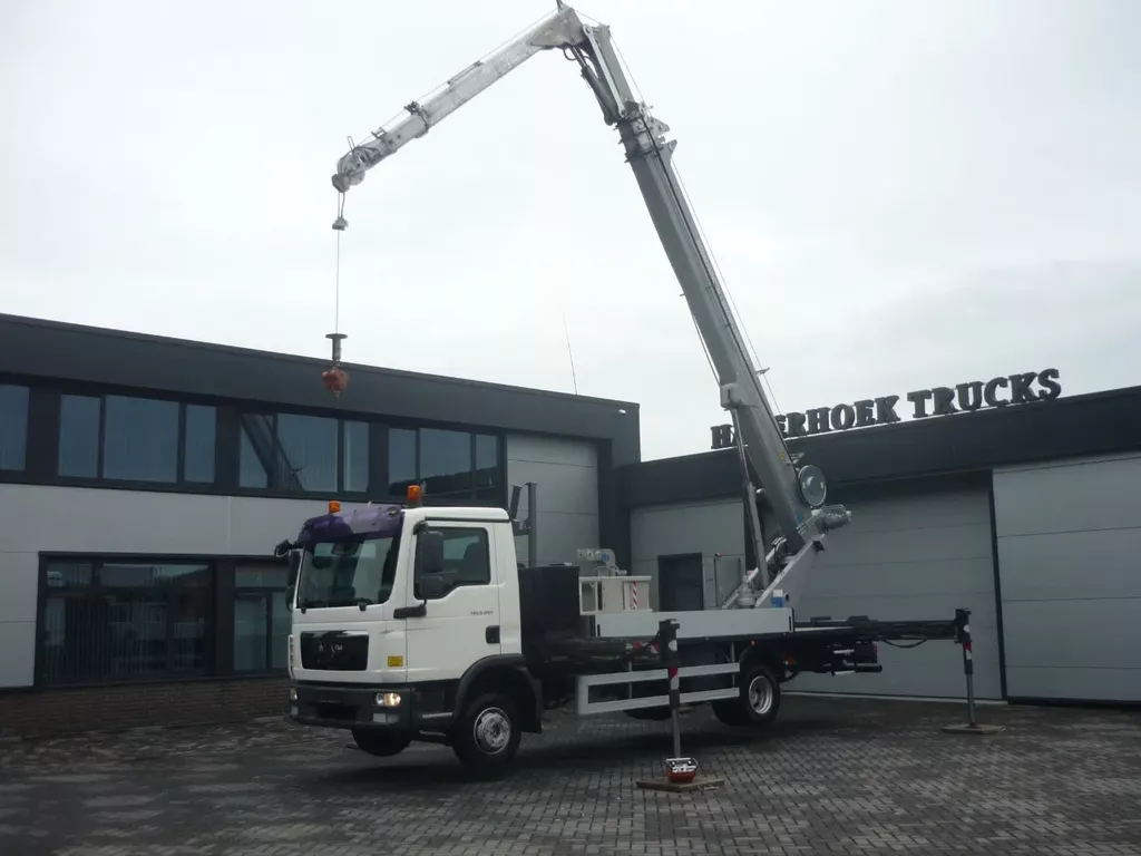 MAN TGL 8.220 Roofer Crane B&ouml;cker AK32-1500 SPS Winch and manbasket